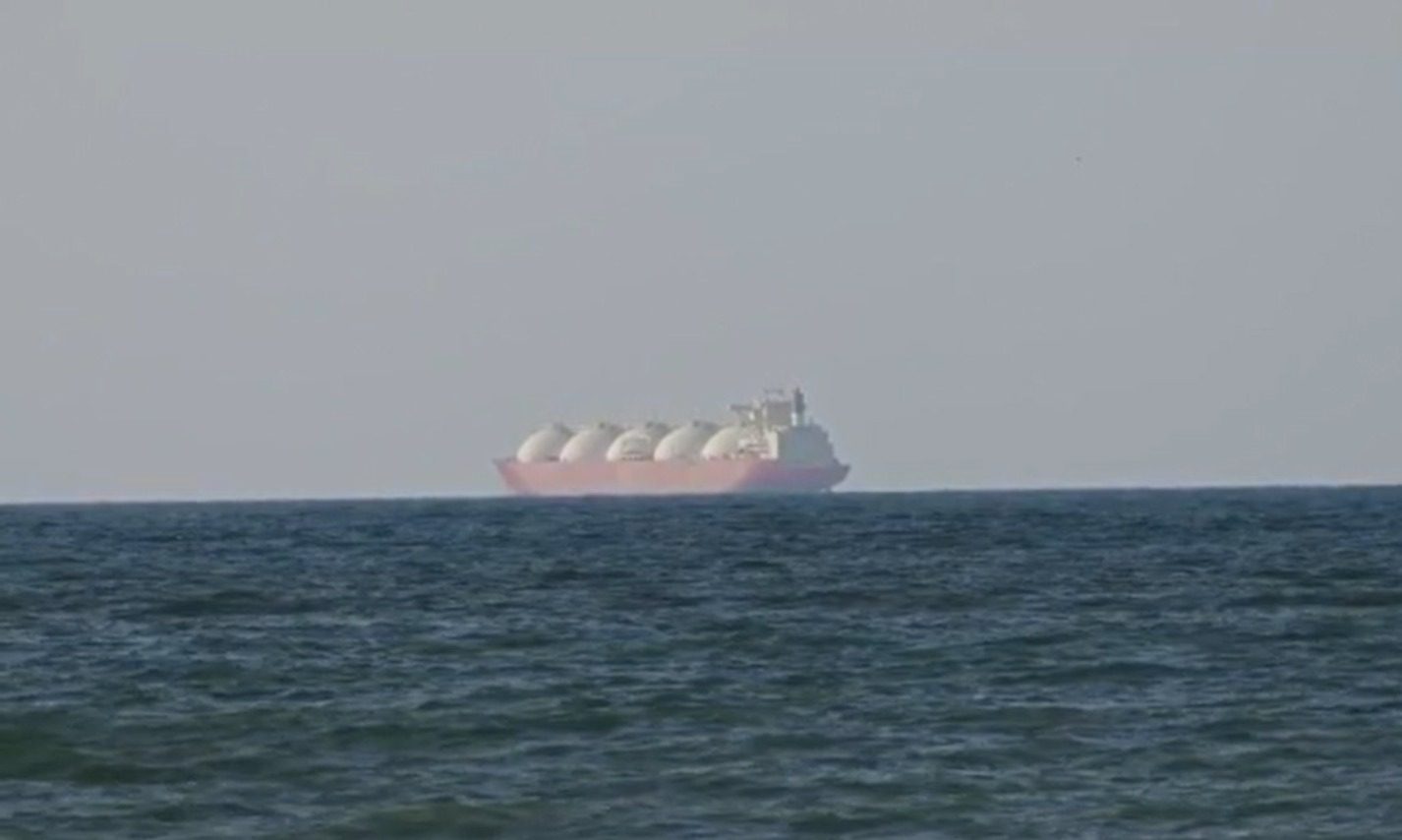 Irán cierra de nuevo el estrecho de Ormuz: volverá a estar cerrado después de que Estados Unidos decidiera mantener su bloqueo naval en la zona / Muere casco azul francés en Líbano