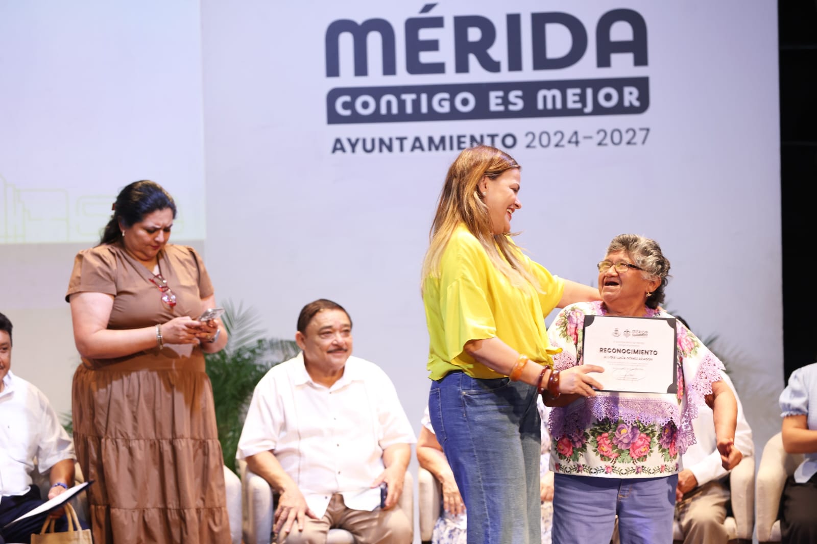 La presidenta municipal de Mérida, Cecilia Patrón Laviada entregó reconocimientos a los Jubilados Municipales 2026