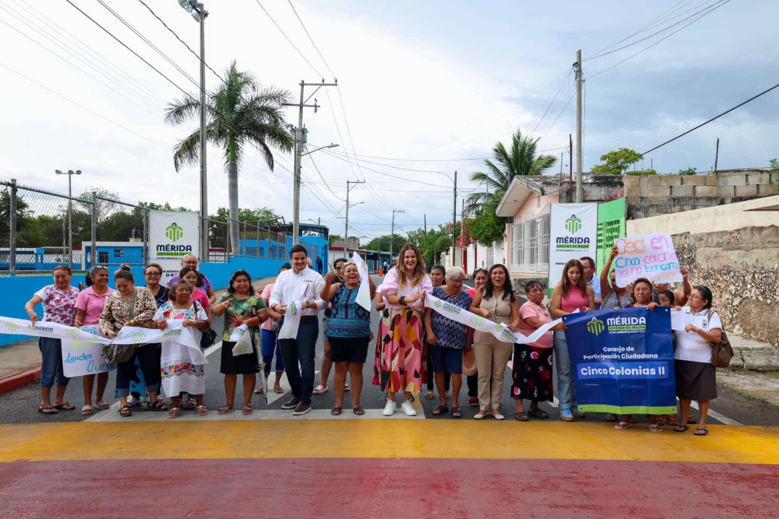 La presidenta municipal Cecilia Patrón Laviada entregó obras de repavimentación en Cinco Colonias, así como la rehabilitación integral del parque y la construcción del domo de la cancha de básquetbol