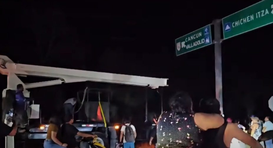 La zona arqueológica de Chichén Itzá se encuentra cerrada al público / También el nuevo parador / Policías tomaron el viejo ingreso / Hay protestas de vendedores ambulantes, artesanos y guías de turistas, entre otras personas