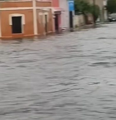 Por las torrenciales lluvias la alcaldesa Cecilia Patrón Laviada está supervisando la habilitación de un refugio temporal en el Centro Aprende Emiliano Zapata Sur / Mérida registra lluvia histórica