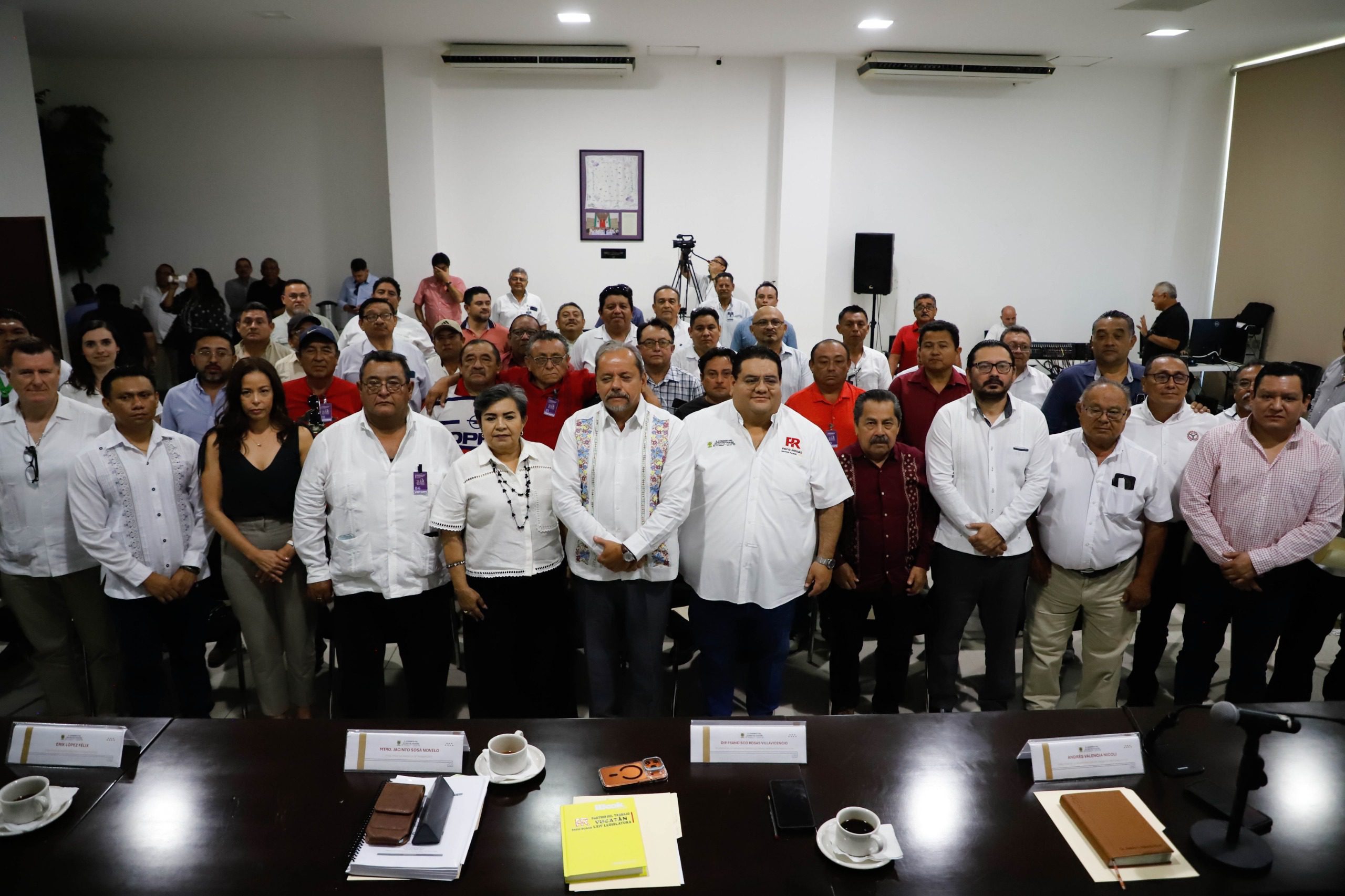 Se reúnen con taxistas en Congreso de Yucatán: realizan foro “Seguro de Cobertura Amplia en el Transporte Público Estatal: Fortalezas y Debilidades”