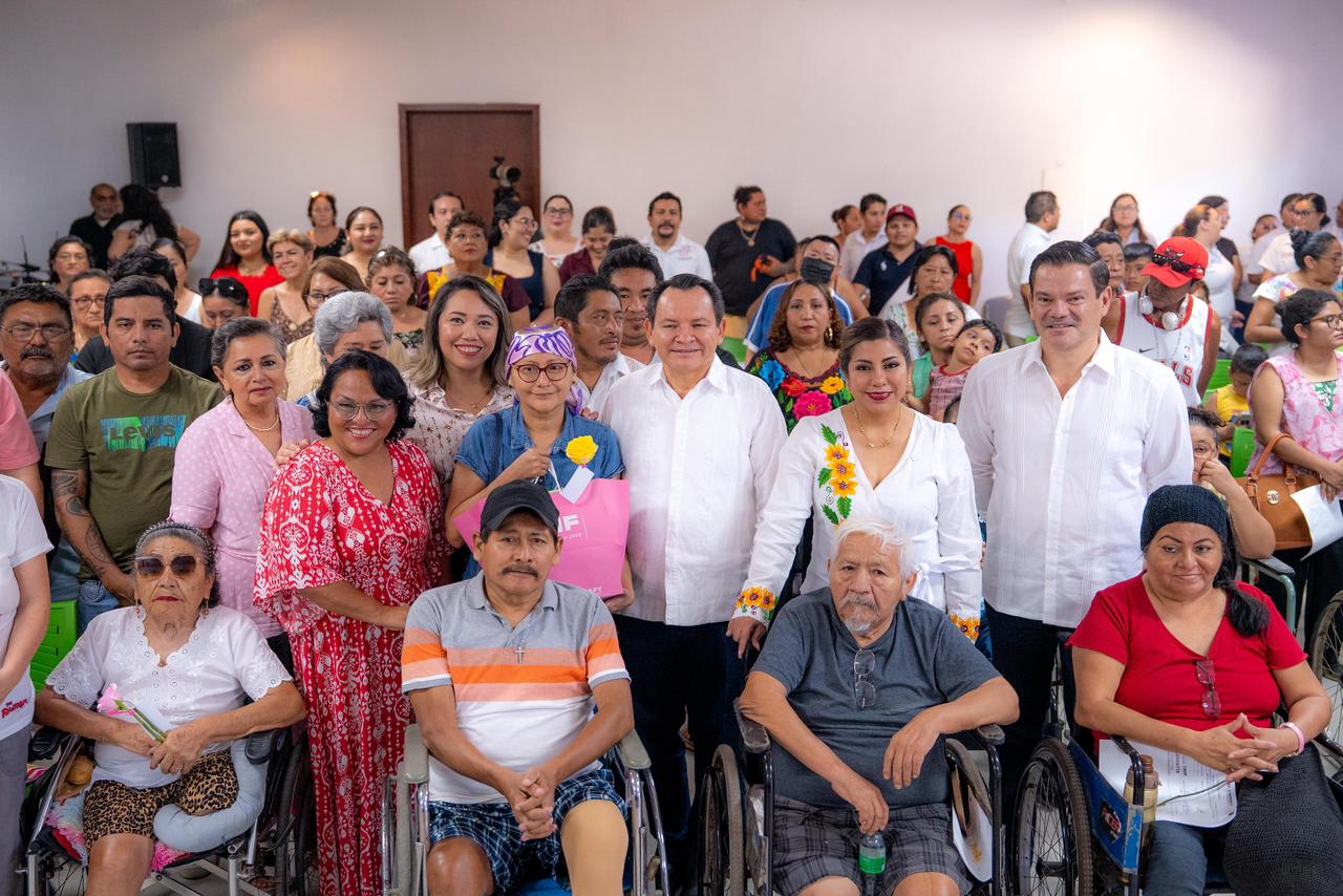 Entregan los primeros tres kits de seguimiento para prótesis de seno, que incluyen revisión, mantenimiento y dos prendas especiales