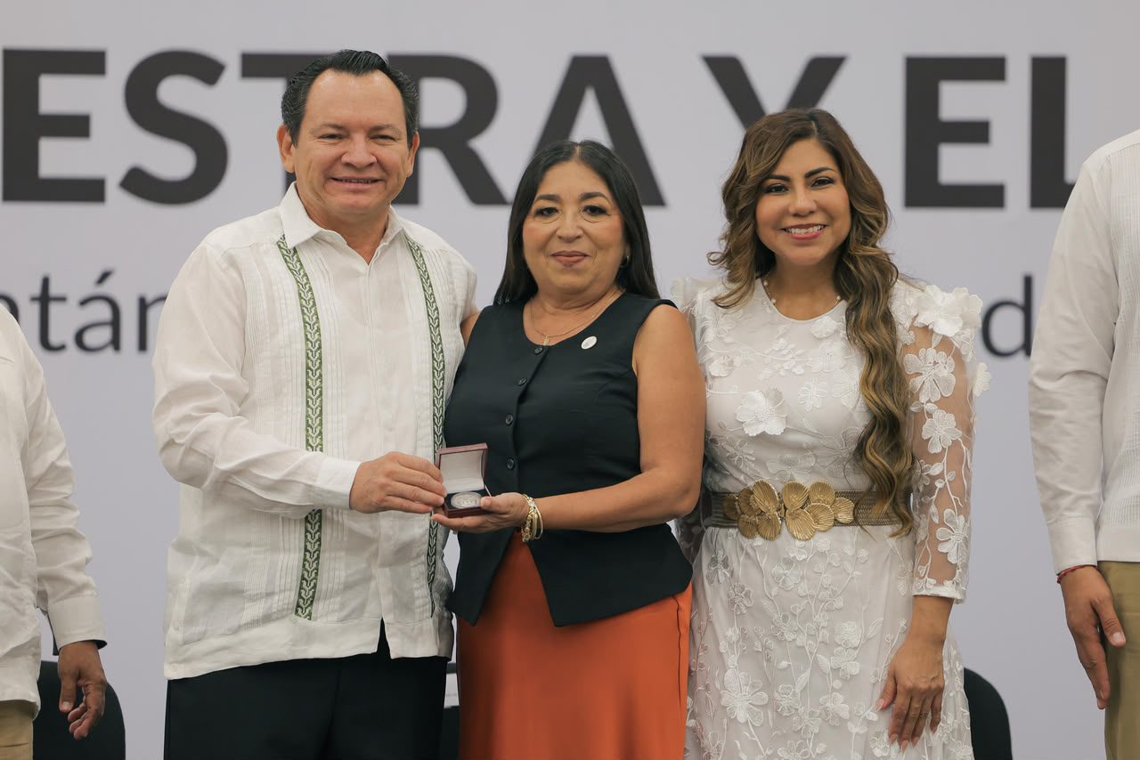 Yucatán reconoce a docentes por décadas de labor educativa / El Gobierno del Estado destacó la vocación de maestras y maestros que han dedicado su vida a formar generaciones