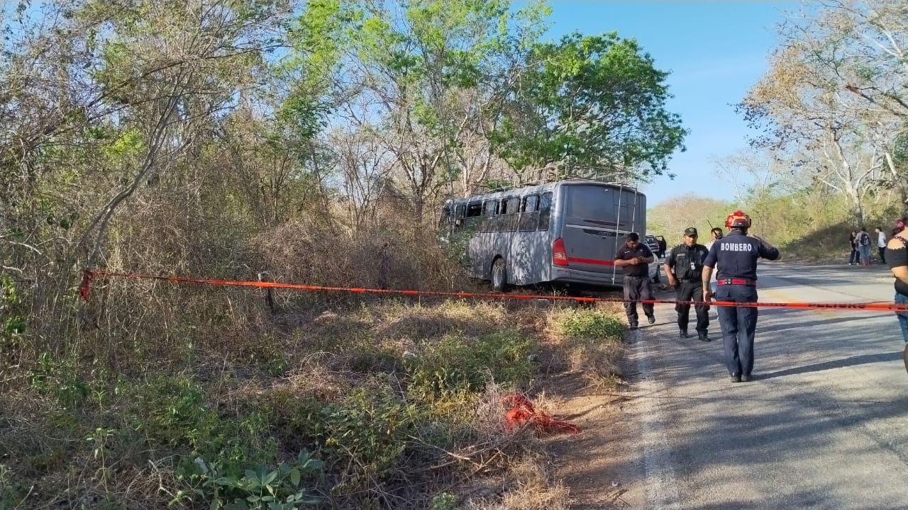 Tres personas fallecieron la mañana de este martes en un choque frontal registrado en la antigua carretera Mérida-Campeche