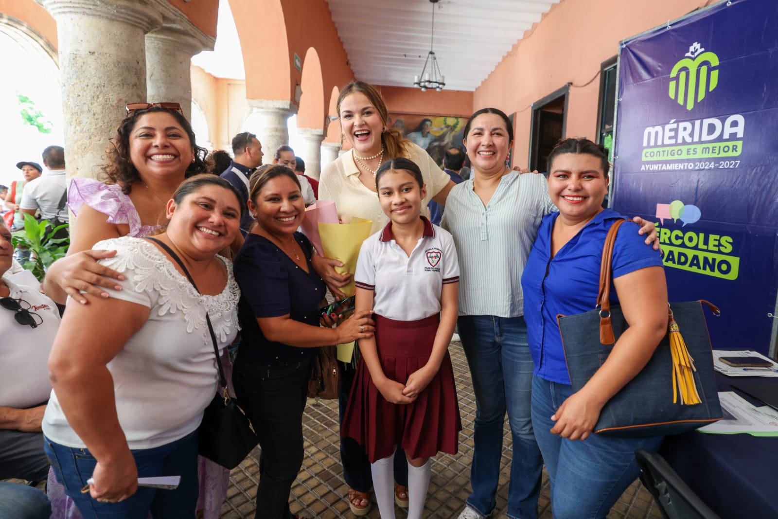 Alcaldesa Cecilia Patrón Laviada, encabezó esta mañana la jornada de atención ciudadana en los bajos del Palacio Municipal