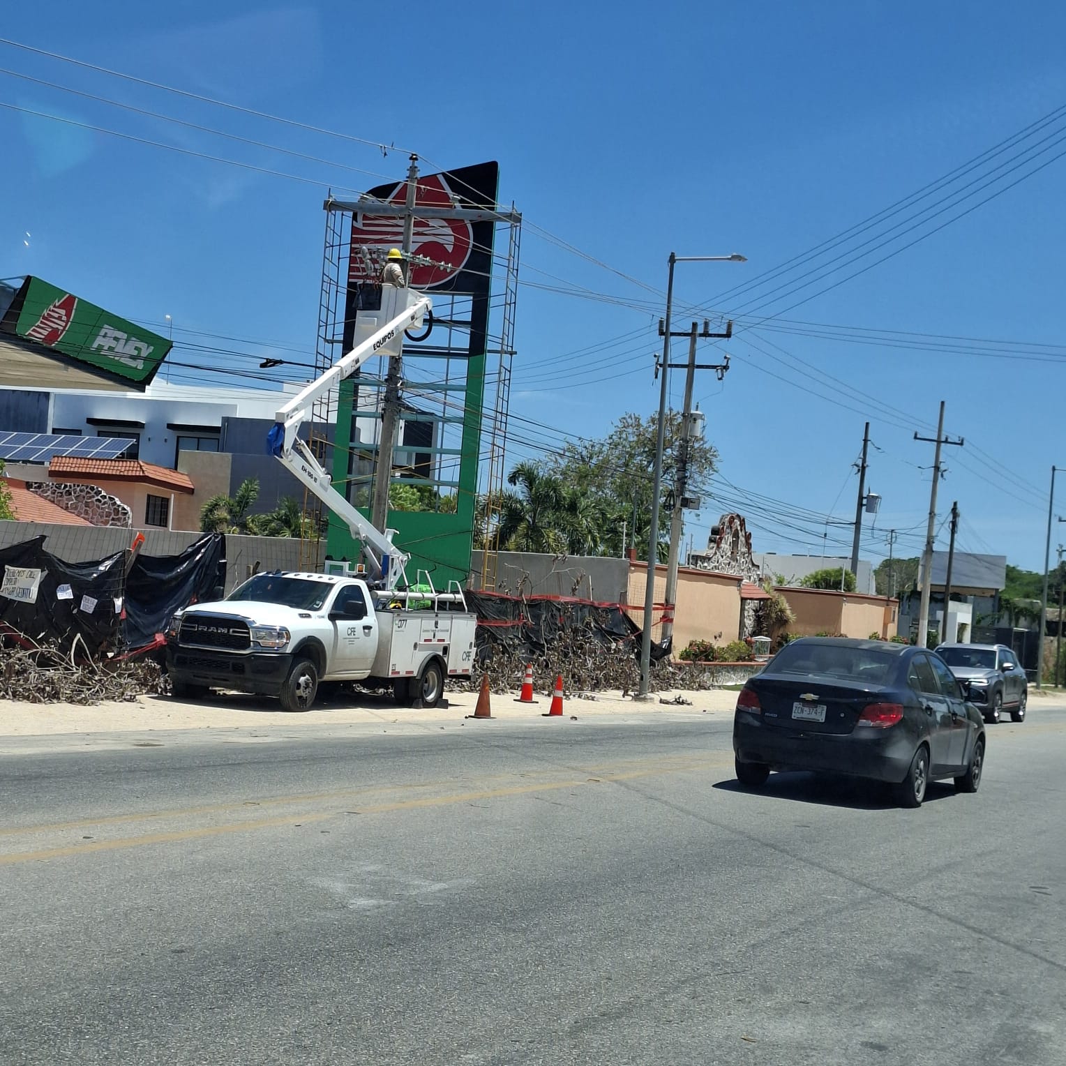 La Comisión Federal de Electricidad informó que restableció el servicio eléctrico “al 100 por ciento” en Yucatán, Quintana Roo, Chiapas y Tabasco” luego de un apagón que afectó al sureste ocurrido el 14 de mayo