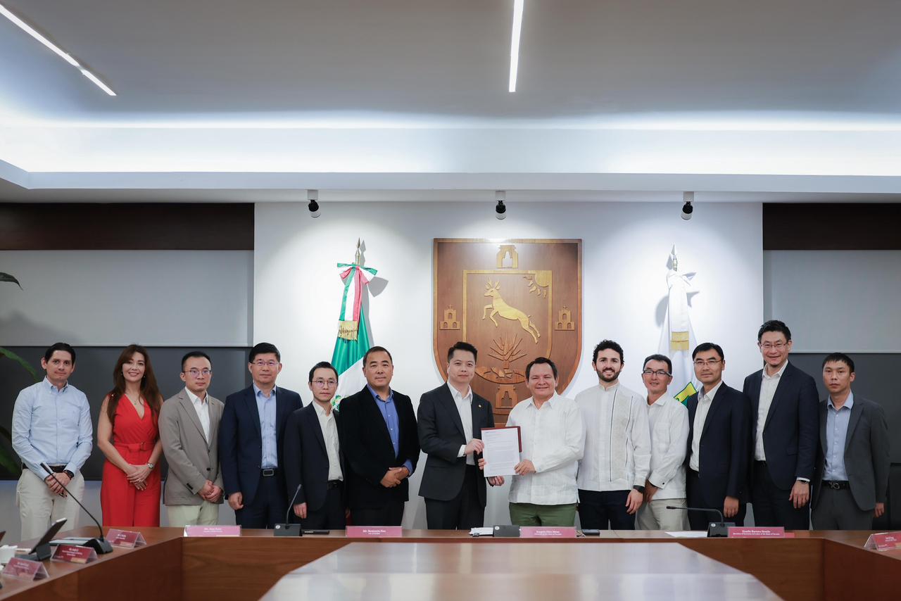 “En encuentro de trabajo con directivos de una empresa de manufactura del sector energético y tecnológico” expresan intención de invertir en Yucatán, según dicen