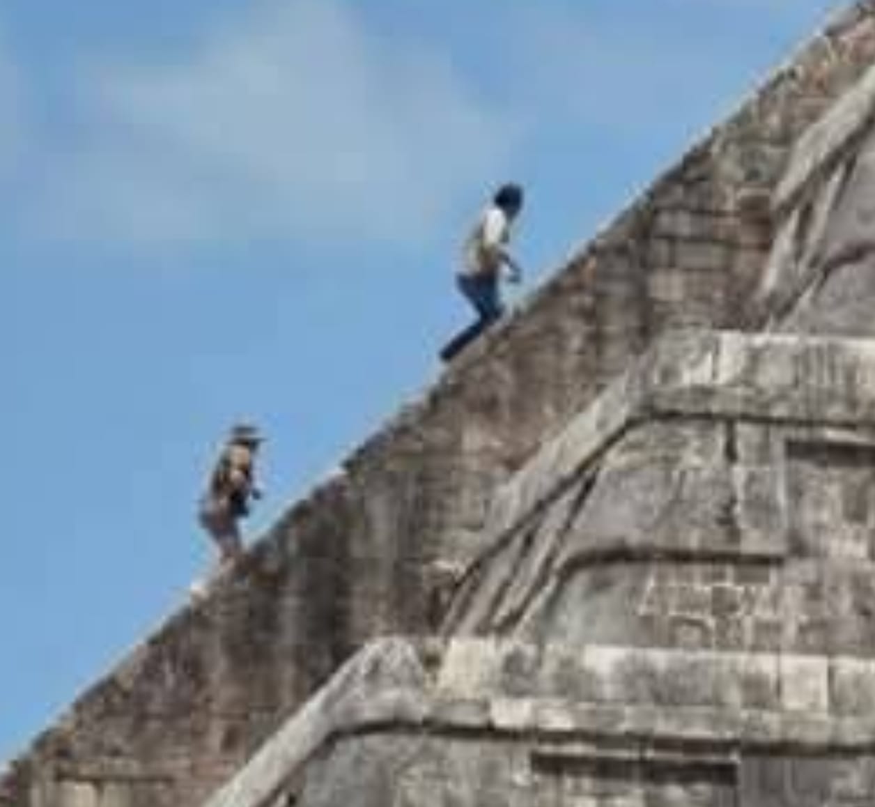 Aprovechando el caos que prevalece en Chichén Itzá, un par de turistas extranjeros, brincaron la valla de seguridad para escalar El Castillo