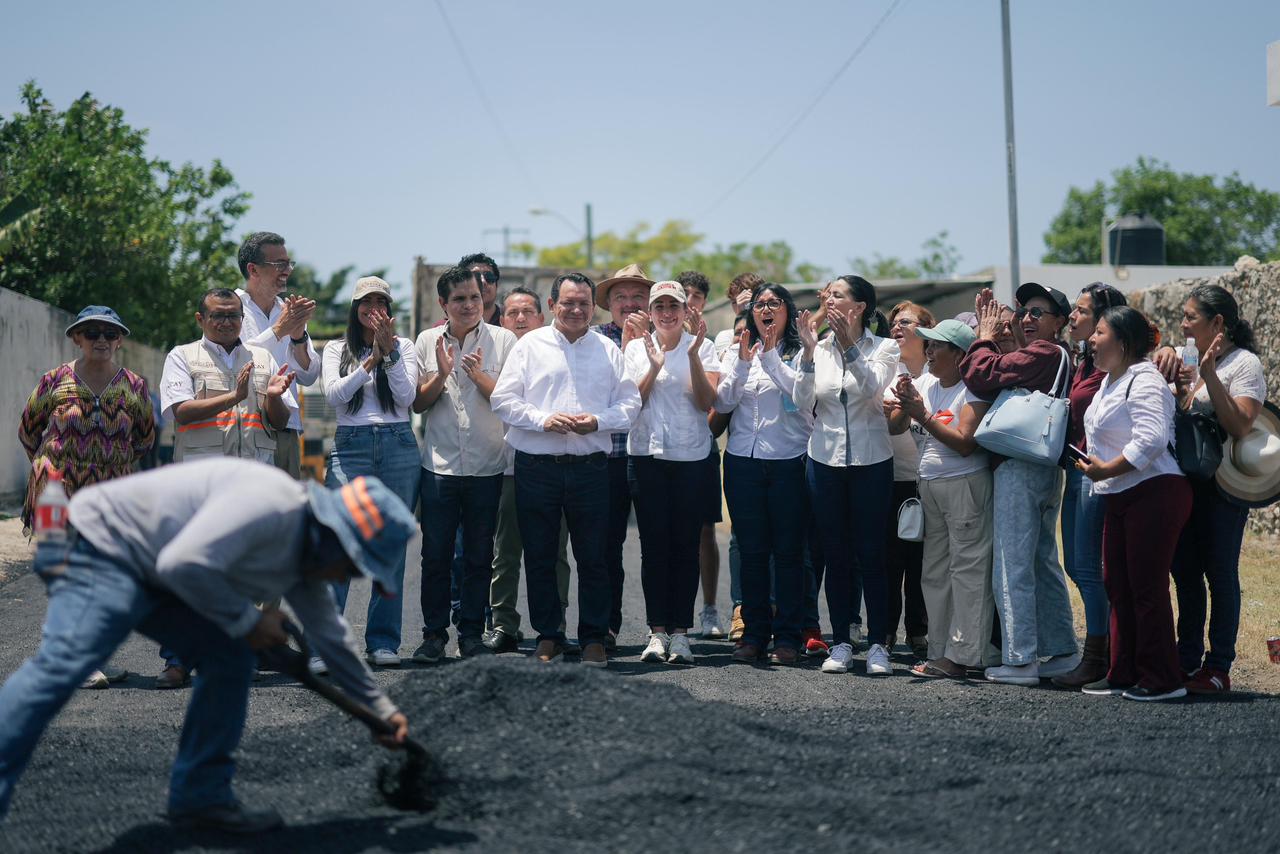 Gobernador Joaquín Díaz Mena encabezó el inicio de los trabajos de bacheo en 81 calles de la colonia Leandro Valle
