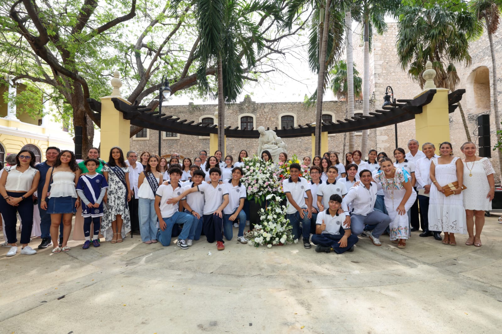 El Ayuntamiento de Mérida realizó un homenaje en el Monumento a la Madre encabezado por la presidenta municipal de Mérida, Cecilia Patrón Laviada