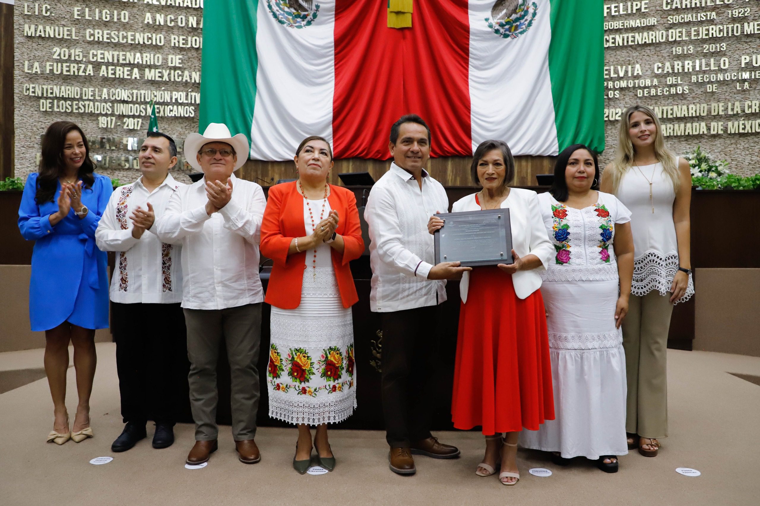Congreso del Estado entregó el Reconocimiento “A la Excelencia Docente del Estado de Yucatán” 2026 a la maestra Silvia María Sánchez Molina