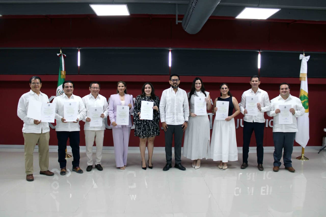 Gobierno del Estado entrega patentes 9 patentes a notarias y notarios públicos en los municipios de Kanasín, Conkal, Umán, Valladolid, Tixkokob, Tecoh y Motul