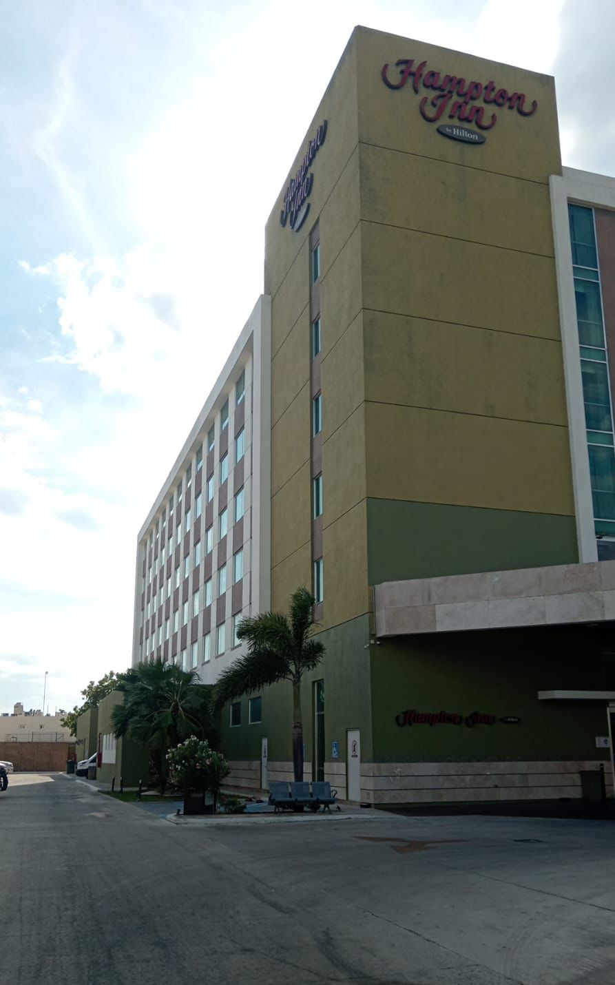 Una persona, de la que no se proporcionó su identidad, fue encontrada muerta en una habitación del hotel Hampton Inn / El hotel dice que se cayó