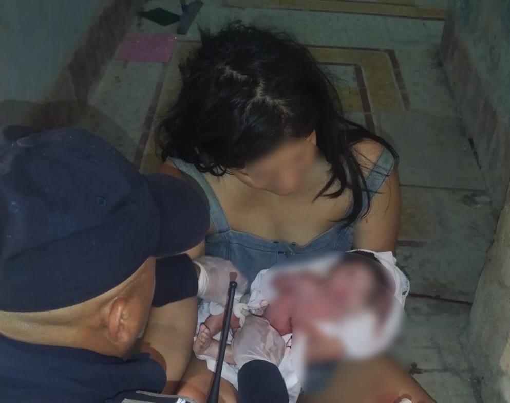 El equipo de  paramédicos de la Policía Municipal y de la Cruz Roja auxiliaron a una mujer que dio a luz a una niña en el centro de la ciudad