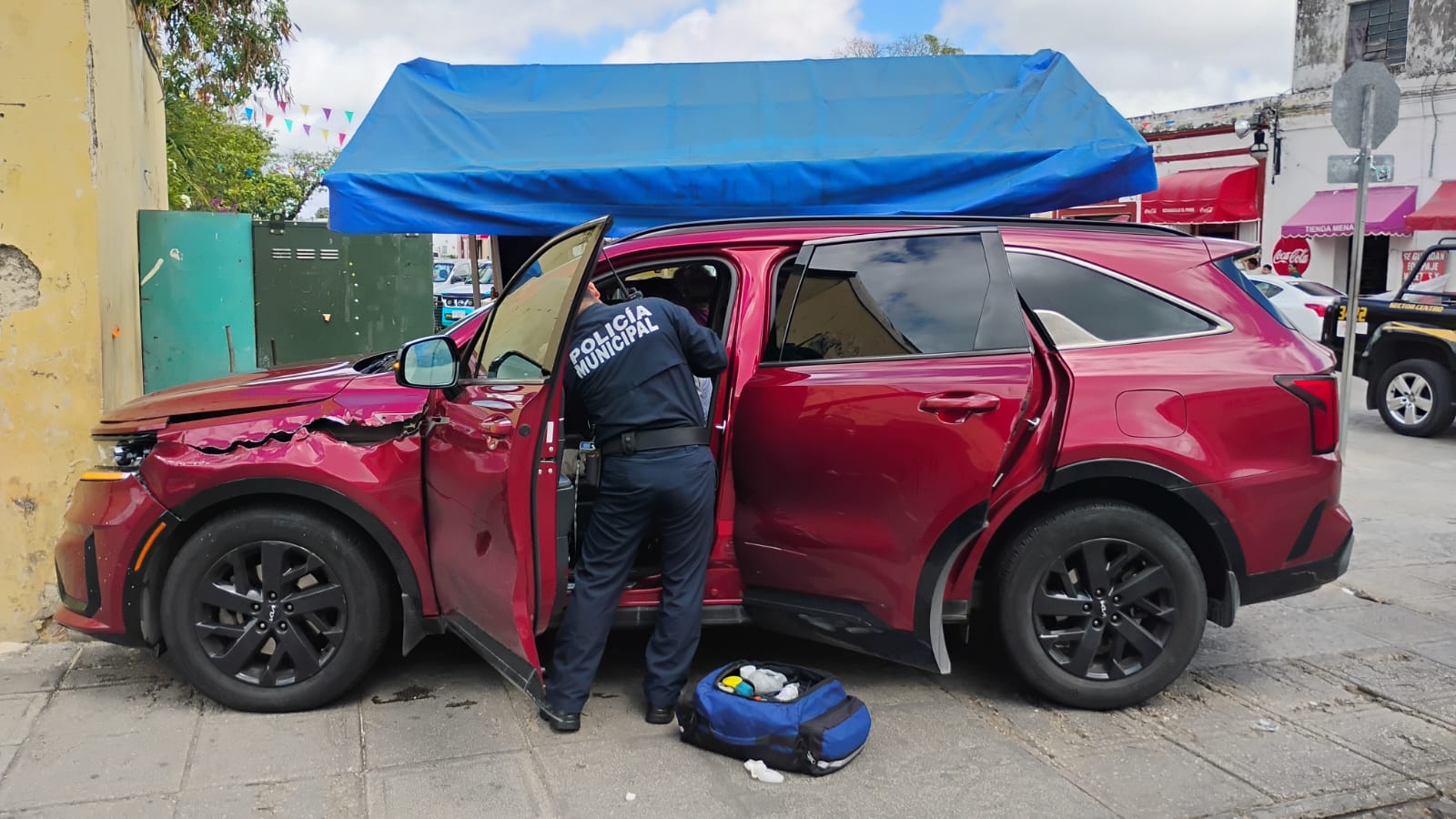 Perdió “el control de su auto” en el centro de Mérida y chocó con dos puestos de comida hiriendo a tres personas