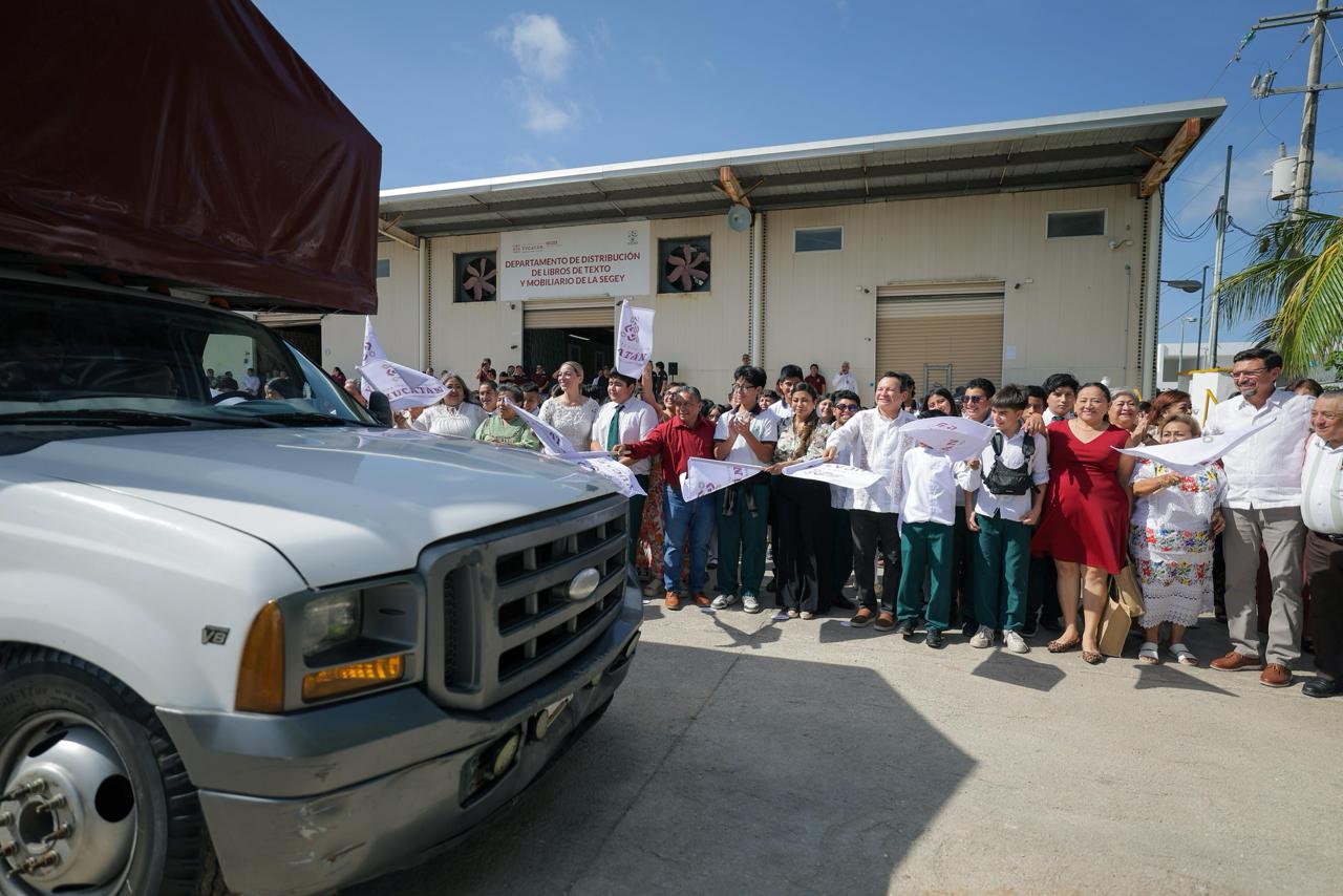 El gobernador Joaquín Díaz Mena inició la distribución de 2.7 millones de libros de texto gratuitos en Yucatán / Por primera vez se entrega el mismo material en escuelas públicas y privadas
