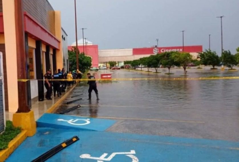 Murió empleado de un restaurante de comida rápida en Plaza Canek electrocutado / Anoche, con el estacionamiento inundado, recibió una descarga
