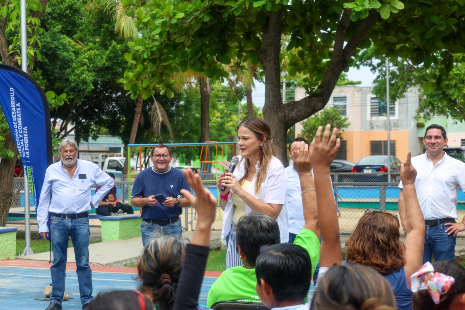 La presidenta municipal Cecilia Patrón Laviada recorrió la colonia Vergel III junto con vecinas y vecinos “para escuchar sus propuestas”