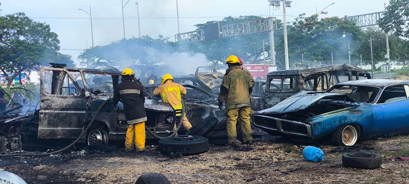 La Secretaría de Seguridad Pública atendió un incendio en un lote de automóviles en la colonia Leandro Valle