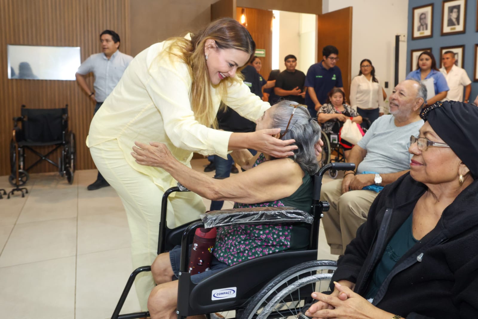 El Ayuntamiento de Mérida, a través del DIF Municipal, entregó 90 aparatos ortopédicos donados por la empresa Pylsa Aceros