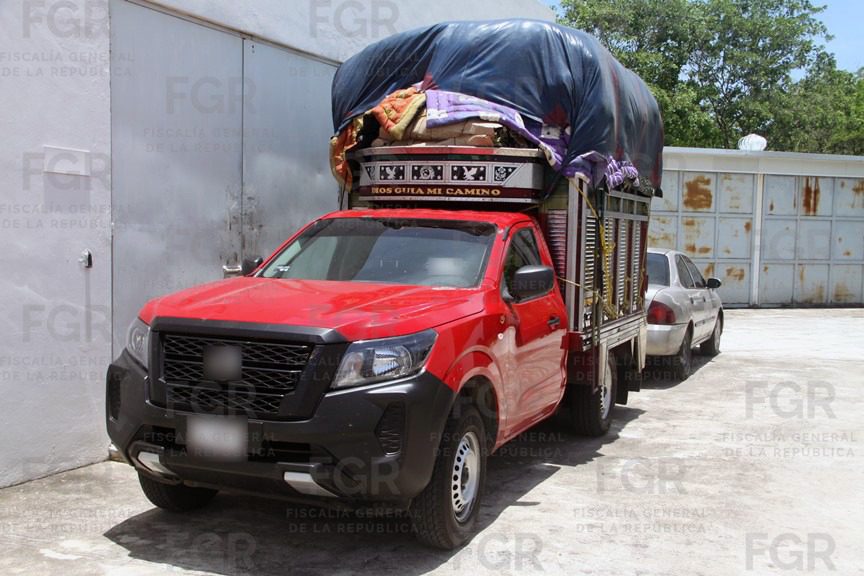 Detenidos en carretera federal Campeche-Mérida, a la altura del Kilómetro 112+500, municipio de Kopomá con 180 cápsulas psicotrópicas / Iban camufladas entre rollos de flores