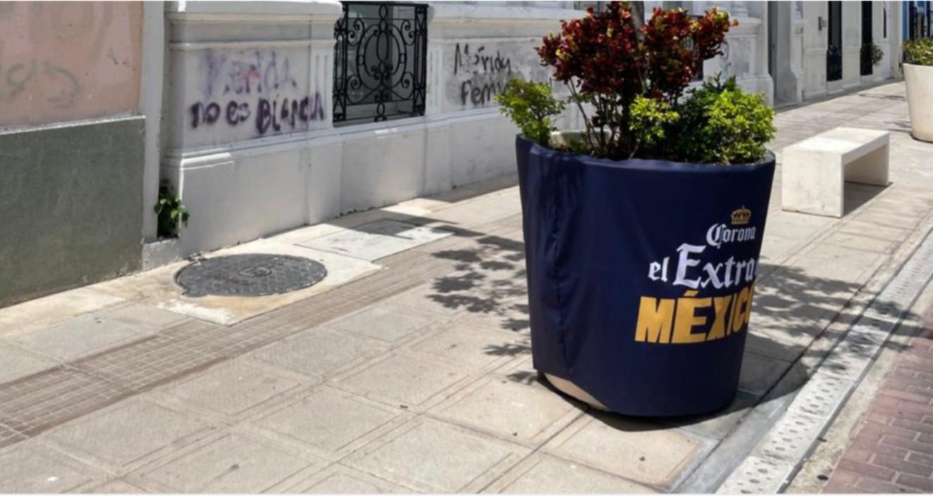 Empresarios instalados en el Corredor Gastronómico de Mérida colocan publicidad de manera ilegal de una cervecera en aceras / Autoridades no les han puesto alto hasta ahora