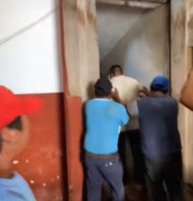 Se hartaron padres de familia y encerraron a directivos y maestros en Valladolid, tras denunciar abuso sexual contra un estudiante / Posteriormente los liberaron tras llegar a un acuerdo con las autoridades