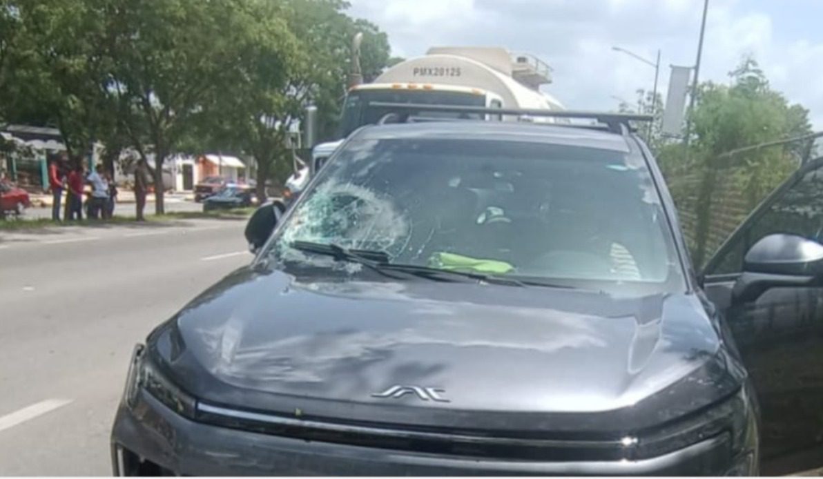 Lo atropellan en el periférico de Mérida / Resultó gravemente herido tras ser embestido y rebotar contra otro auto / Se encuentra hospitalizado