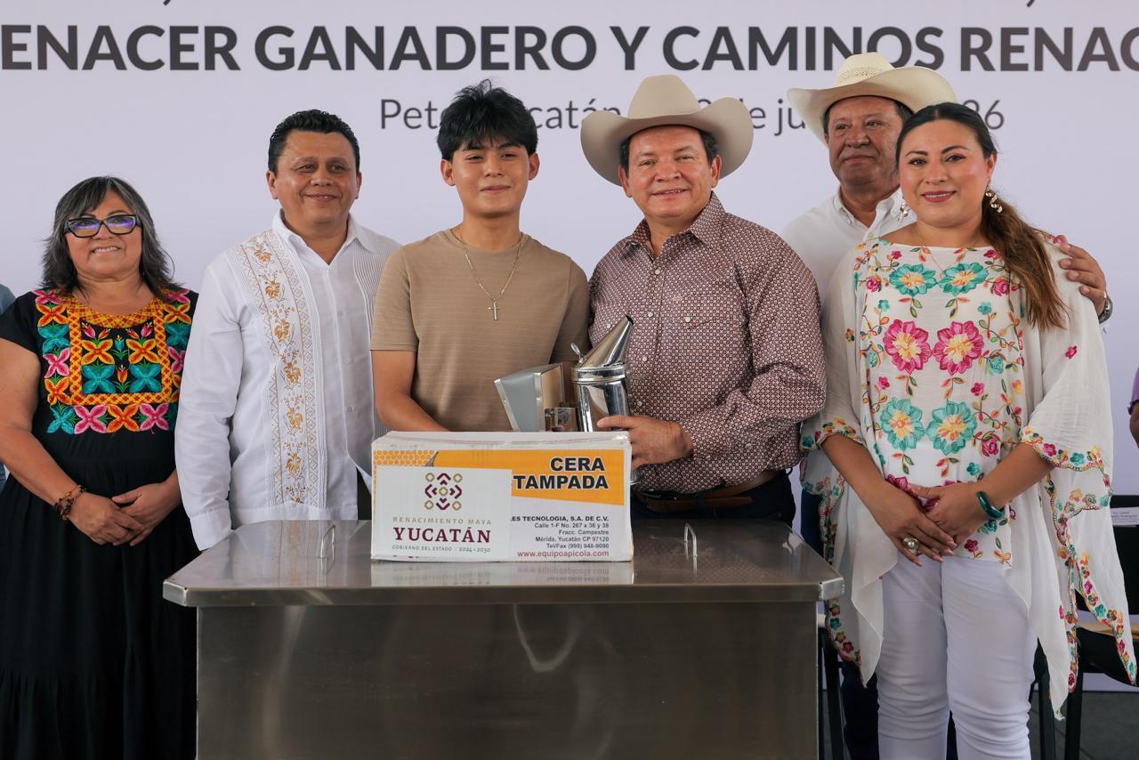 Durante una gira por Maní y Peto, el gobernador Joaquín Díaz Mena entregó herramientas, insumos y apoyos productivos a productores del campo de Yucatán