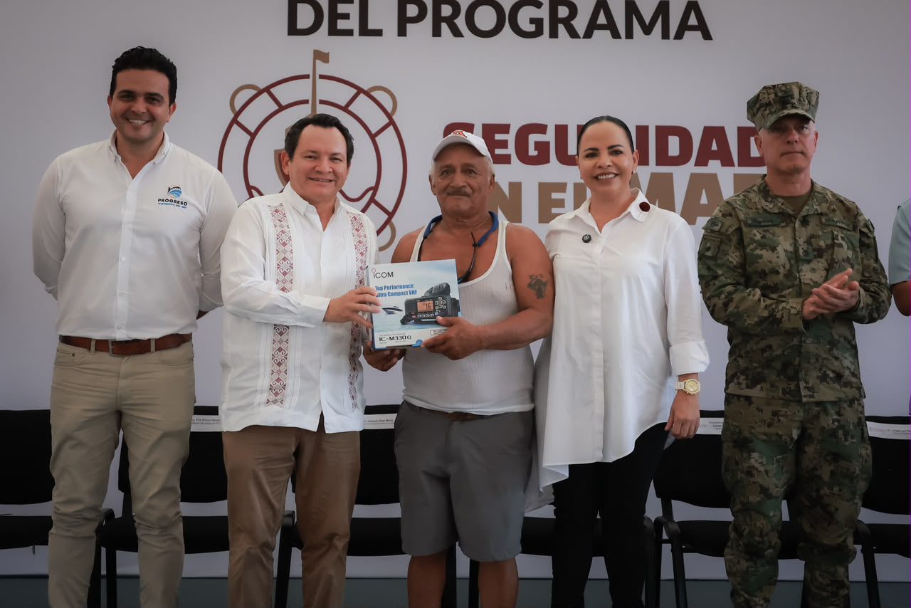 Gobernador Huacho Díaz Mena encabezó la entrega de equipos de radiocomunicación marina del programa “Seguridad en el Mar”