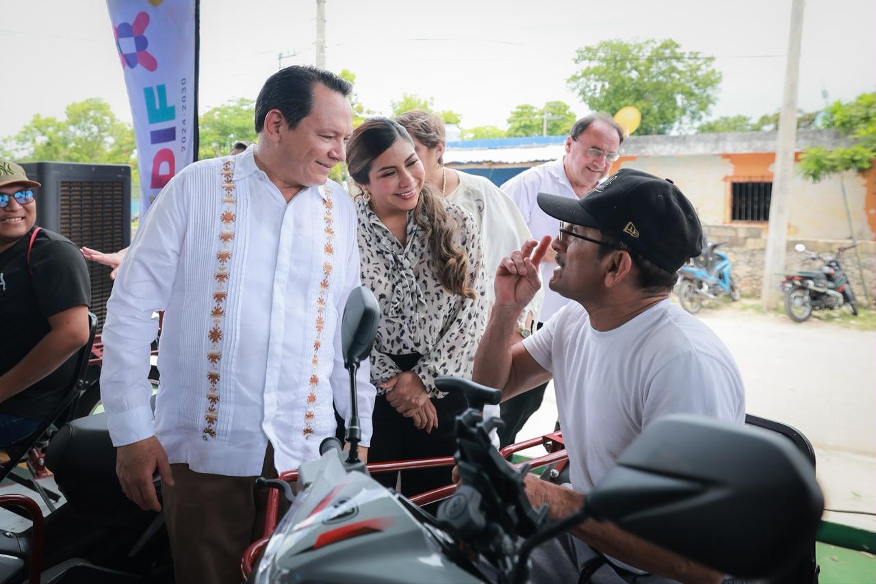 Entregan nueve motos adaptadas, equipadas con placas, seguro vehicular y casco de protección, así como 49 aparatos funcionales, en beneficio de 58 personas