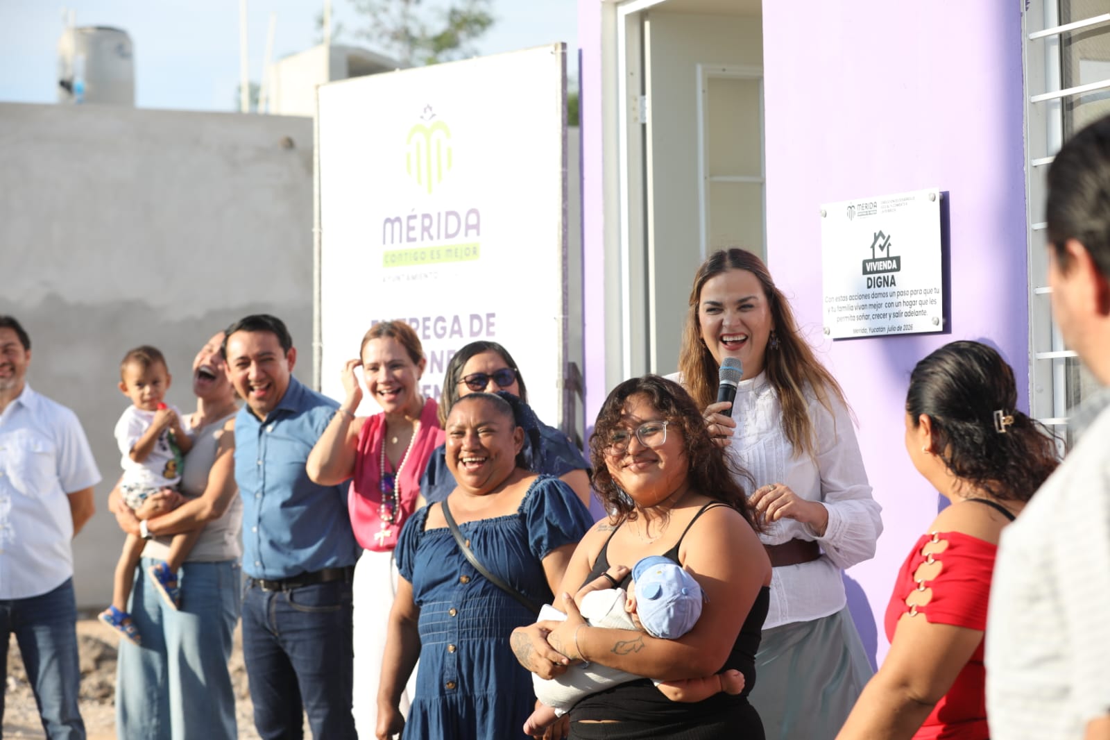 La alcaldesa Cecilia Patrón Laviada, entregó y supervisó acciones de vivienda para familias afectadas por el incendio ocurrido el pasado 8 de abril en la colonia San Luis Sur Dzununcán