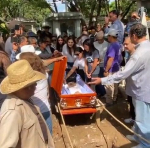 Sepultaron en el Panteón General de Oaxaca al periodista Alejandro Leyva, asesinado ayer en plena vía pública a balazos mientras desayunaba
