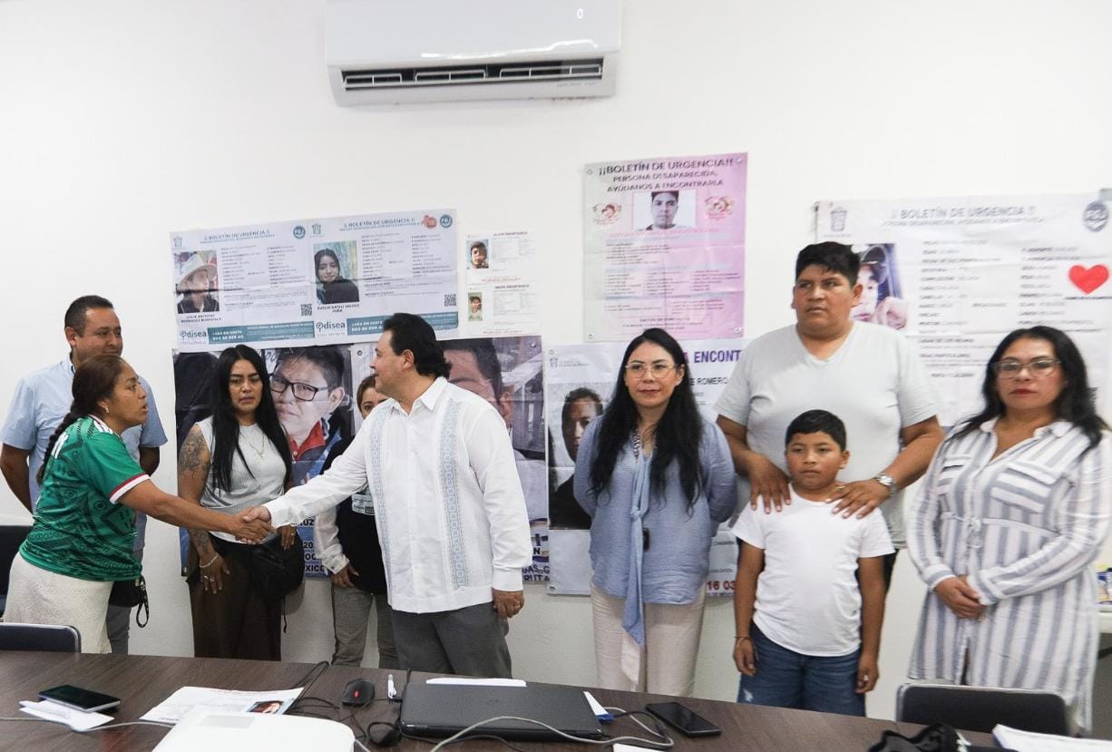 Fiscal de Yucatán, Juan Manuel León León, sostuvo una reunión con integrantes del colectivo “Flores en el Corazón”, del Estado de México