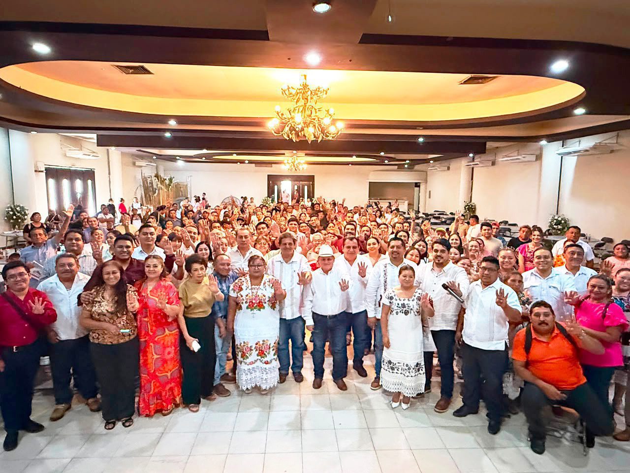 El diputado local morenista, Wilmer Monforte, anunció que, “de acuerdo con los tiempos y con pleno respeto al proceso interno”, buscará ser candidato de Morena en el Distrito I Federal de Yucatán