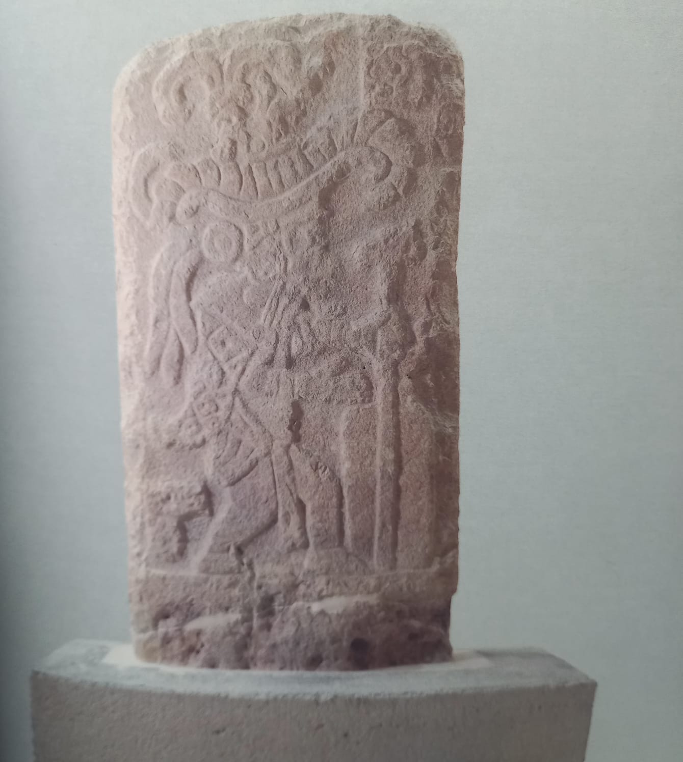 El Ayuntamiento de Mérida colocará una réplica de la estela 18 de Uxmal en el entronque de Paseo de Montejo elaborada por escultores de Muna