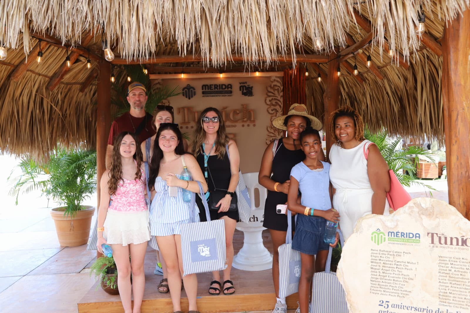 Viajeros de crucero visitaron la Feria Artesanal Tunich 2026 / Se recibió a turistas de Alabama y Florida, Estados Unidos / Arribaron a Yucatán a bordo del crucero Margaritaville at Sea Islander