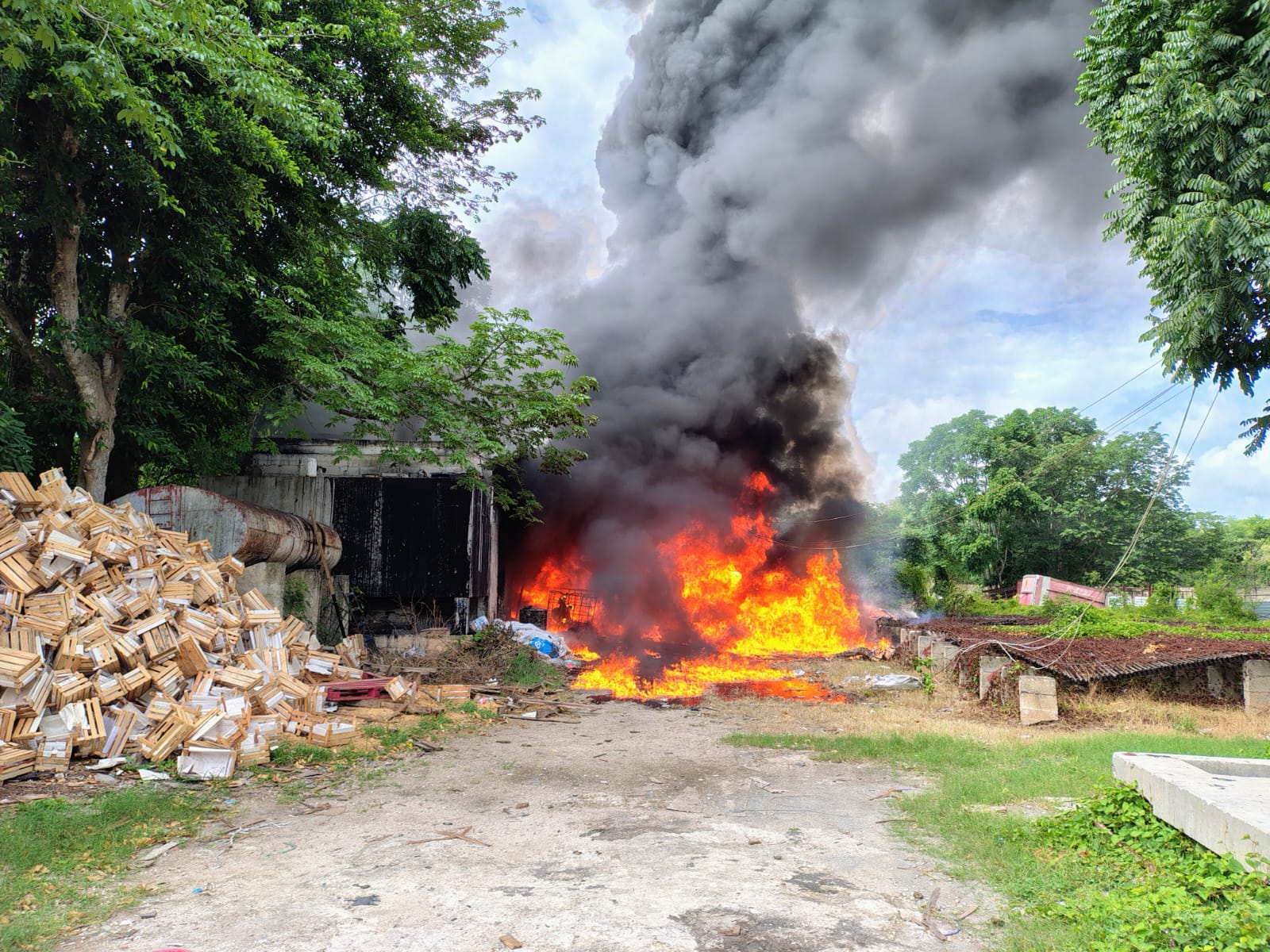 Secretaría de Seguridad Pública atendió el reporte de un incendio en una bodega ubicada en el fraccionamiento Dzoyolá, en el municipio de Kanasín