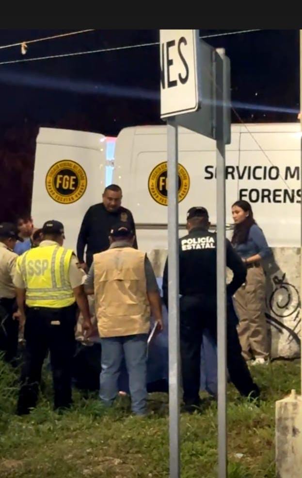 Encuentran a persona fallecida a un costado del periférico de Mérida en la madrugada / Se habría accidentado en su motocicleta