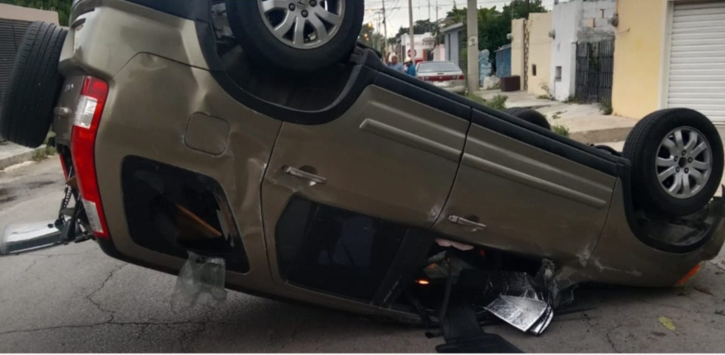 Una mujer resultó lesionada luego de chocar contra un vehículo estacionado y volcar la camioneta que conducía en la colonia Castilla Cámara, al sur de Mérida.