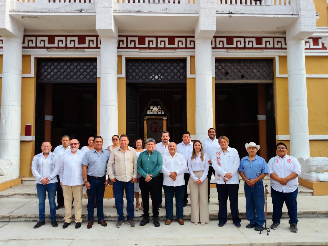 Gaspar Quintal Parra, encabezó la firma del convenio de colaboración entre la CNOP Yucatán y la Universidad San Isidro