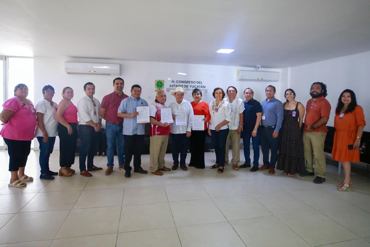 Entregan propuesta para nombrar Benemérita a la Escuela Normal Superior de Yucatán “Profesor Antonio Betancourt Pérez”