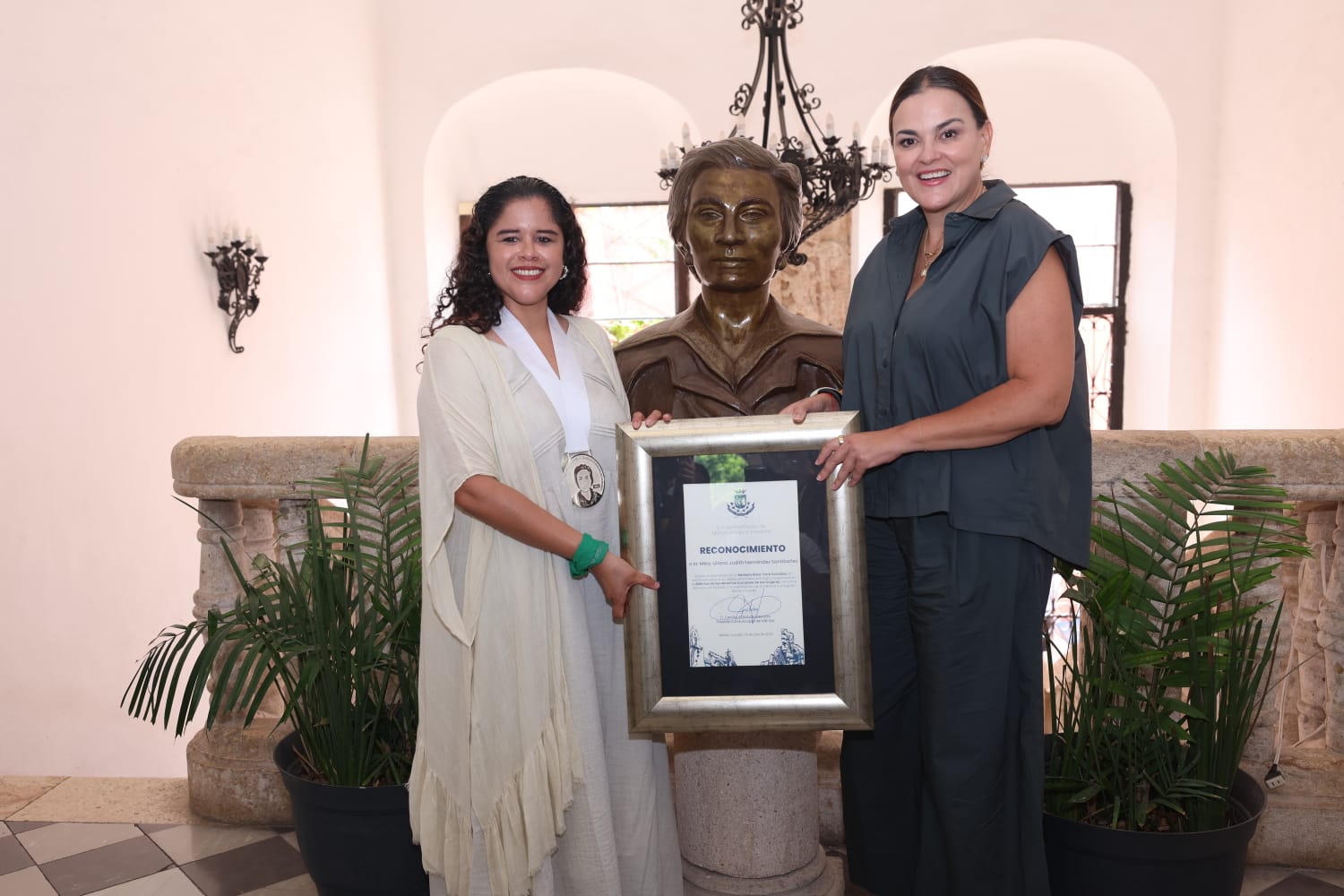 “Por su contribución a la cultura” / La presidenta municipal de Mérida, Cecilia Patrón Laviada, entregó la Medalla “Rosa Torre González” 2026 a Liliana Judith Hernández Santibañez