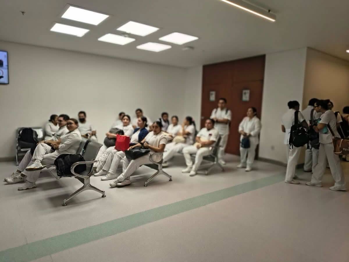 Hoy llegaron al Nuevo Hospital O’horán 200 enfermeros para incorporarse al trabajo y disminuir la sobrecarga laboral, según anunció el gobernador Huacho Díaz tras manifestación de días pasados exigiendo más personal
