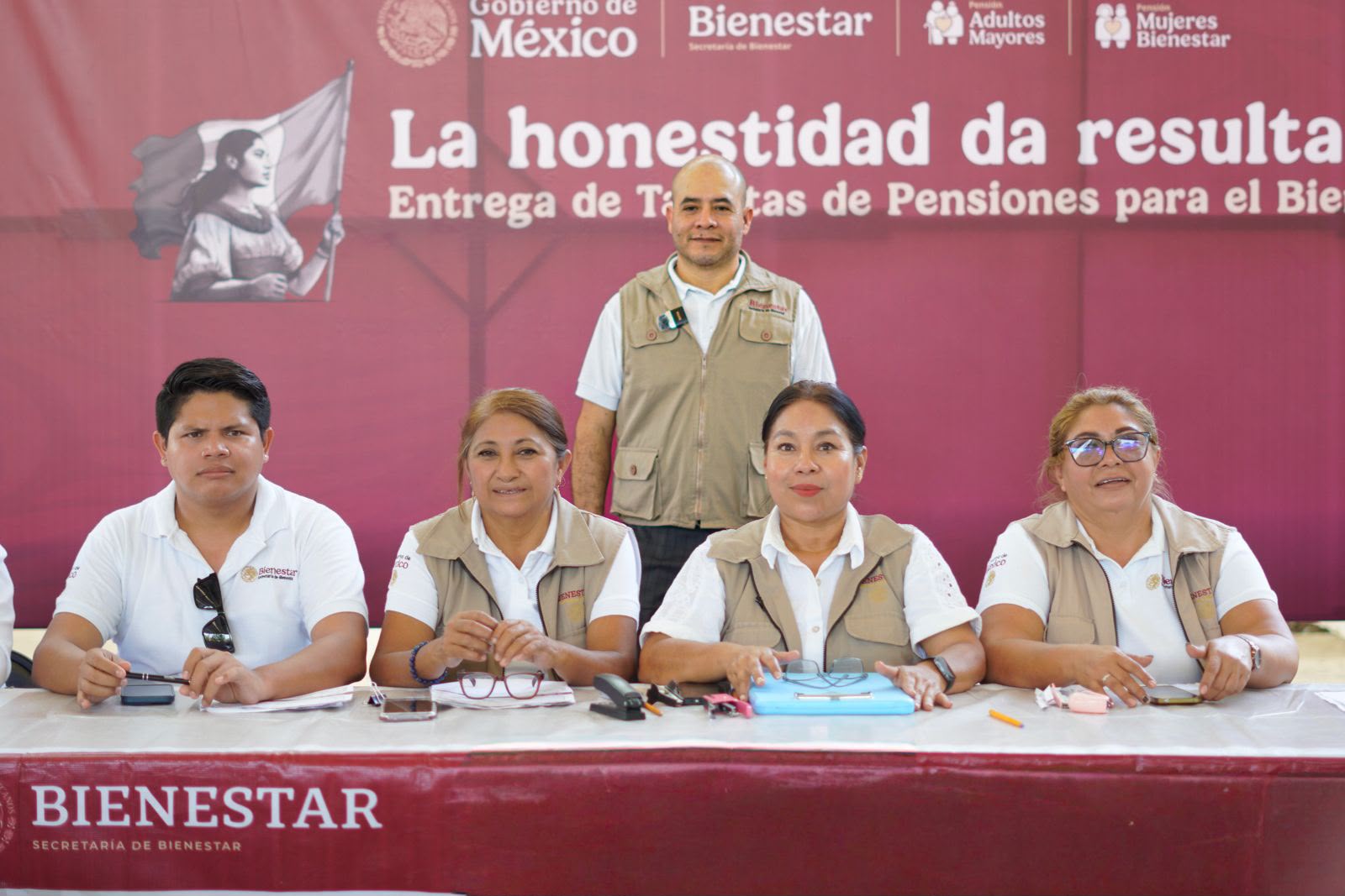 Benito Antonio Mateos, titular de Bienestar Yucatán, informó que se realiza del 24 al 30 de agosto la entrega de tarjetas de las Pensiones Mujeres Bienestar y para Adultos Mayores 