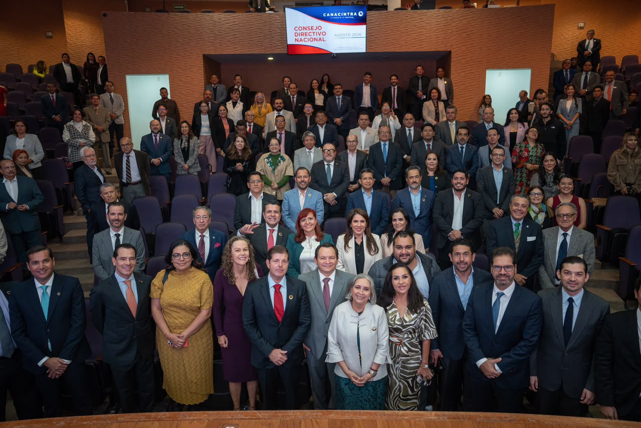 Ante más de 350 líderes industriales del país, el gobernador Huacho Díaz Mena “destacó las ventajas competitivas del estado y la visión estratégica del Renacimiento Maya para atraer inversiones”