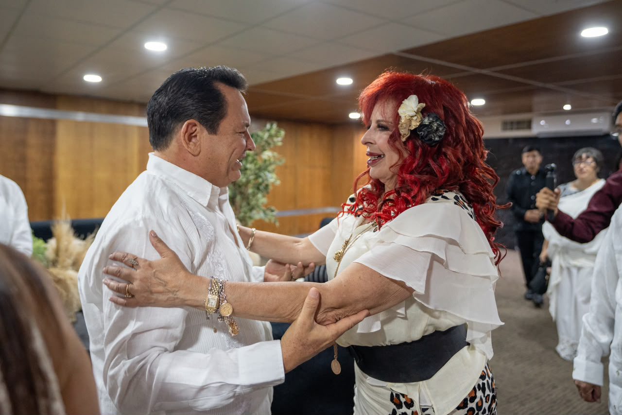 Se informó que el gobernador Huacho Díaz Mena acompañó a la gobernadora de Campeche, Layda Sansores, en la presentación de su Quinto Informe de Gobierno