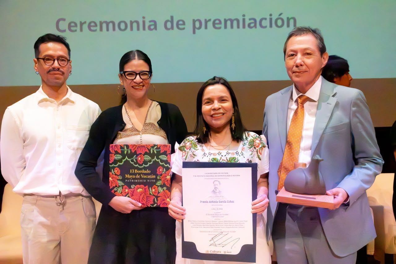 Libro sobre bordado maya de Yucatán recibe mención honorífica en premio nacional del INAH / La distinción fue entregada durante la ceremonia inaugural de la 37.ª Feria Internacional del Libro de Antropología e Historia
