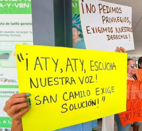 “Ya estamos hartos, no podemos seguir así; necesitamos transporte para el lunes, los estudiantes llegan tarde, tenemos retardos en el trabajo y descuentos de nóminas, estamos en el abandono”, dijeron vecinos de Kanasín en protesta en la ATY
